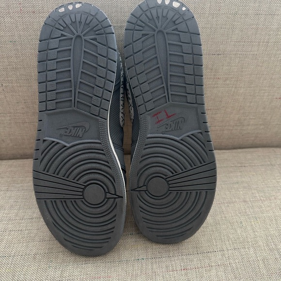 Gray Nike Sneakers with Patterned Swoosh size 7 - Picture 8 of 10